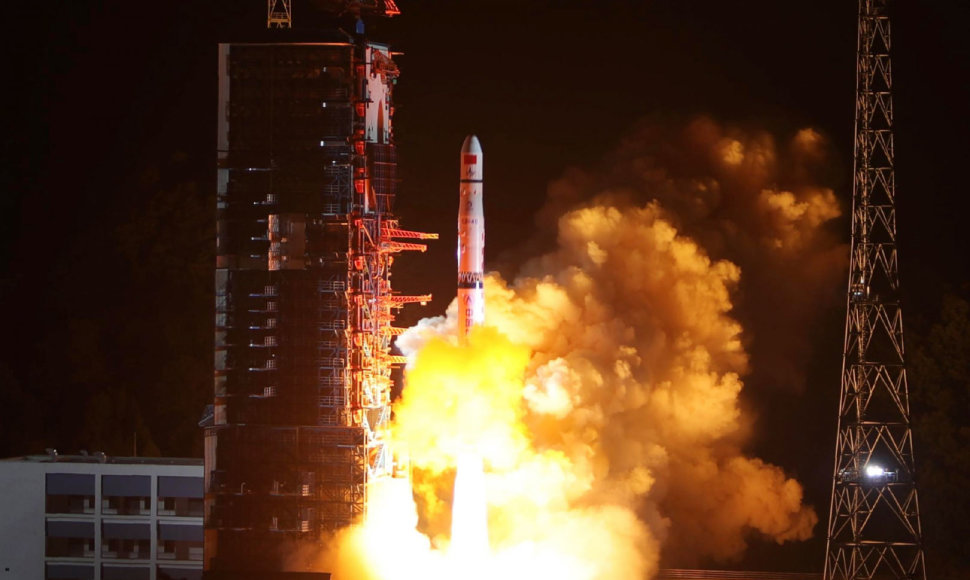 Kyla raketa „Long March-4C“, nešanti kinišką palydovą-ryšininką