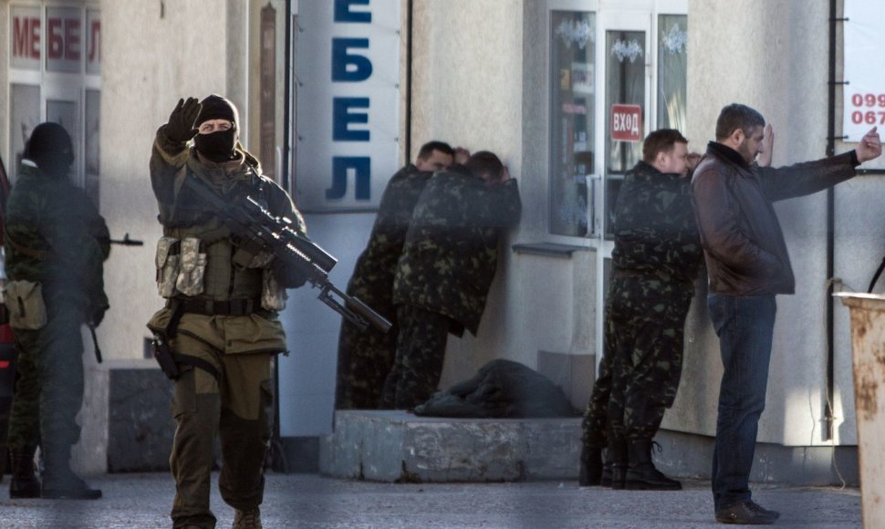 Rusijos kariai Simferopolyje suiminėja Ukrainos karius