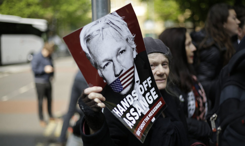 J.Assange'as atvyko į teismą
