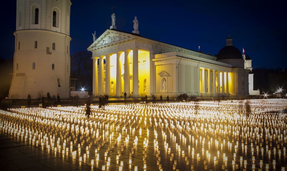 Žvakės Vilniaus Katedros aikštėje – už žuvusius keliuose.
