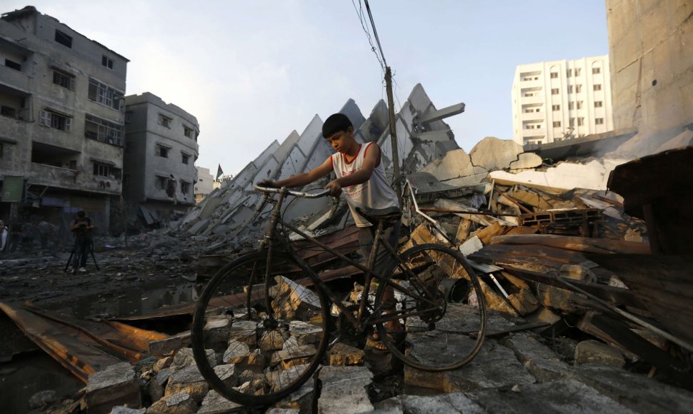 Gazos Ruože berniukas tarp pastato griuvėsių rado dviratį.