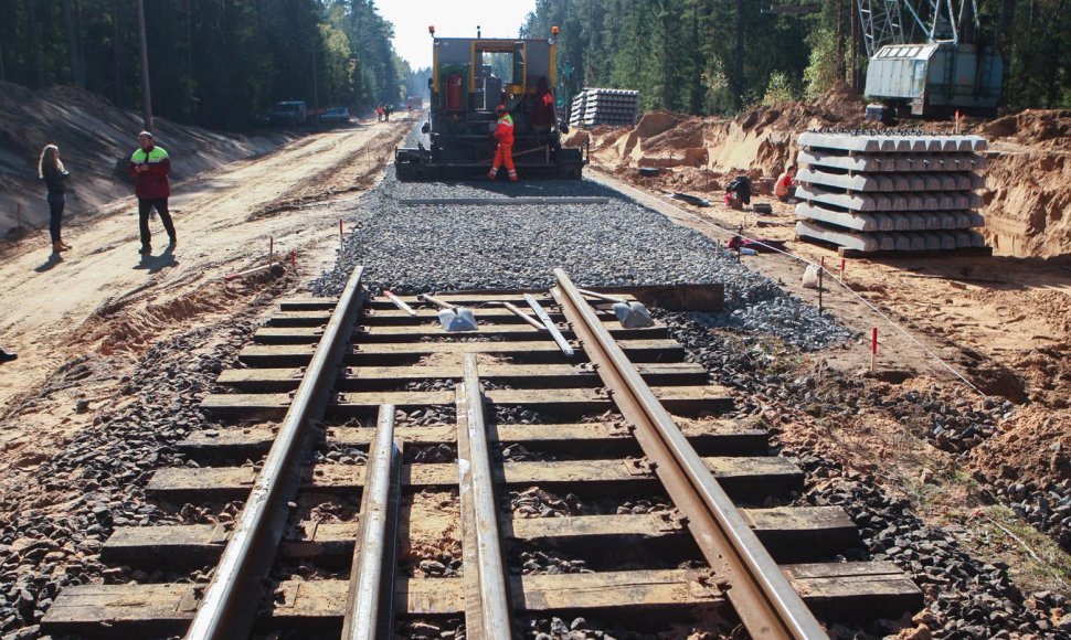 Pakloti pirmieji geležinkelio bėgiai „Rail Baltica“ atkarpoje Marijampolė–Kazlų Rūda