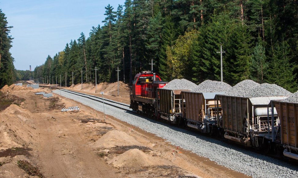 Pakloti pirmieji geležinkelio bėgiai „Rail Baltica“ atkarpoje Marijampolė–Kazlų Rūda