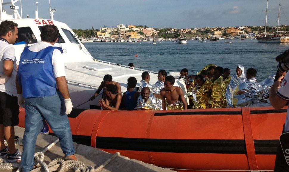 Išsigelbėję žmonės iš nuskendusio migrantų laivo šalia Lampedūzos salos