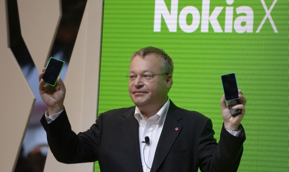 „Nokia" vadovas Stephenas Elopas laiko rankose pirmuosius „Nokia" telefonus, veiksiančius su "Android" operacine sistema