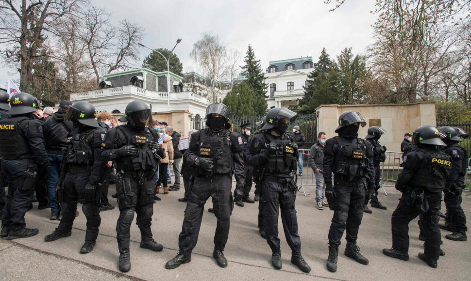 Čekijos policija prie Rusijos ambasados Prahoje