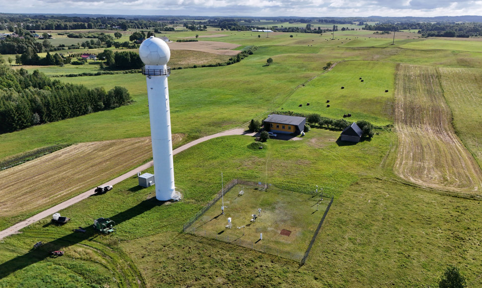 Šilalės rajone esantis meteorologinio radiolokatoriaus bokštas ir Laukuvos meteorologijos stoties aikštelė 2024 m. liepą