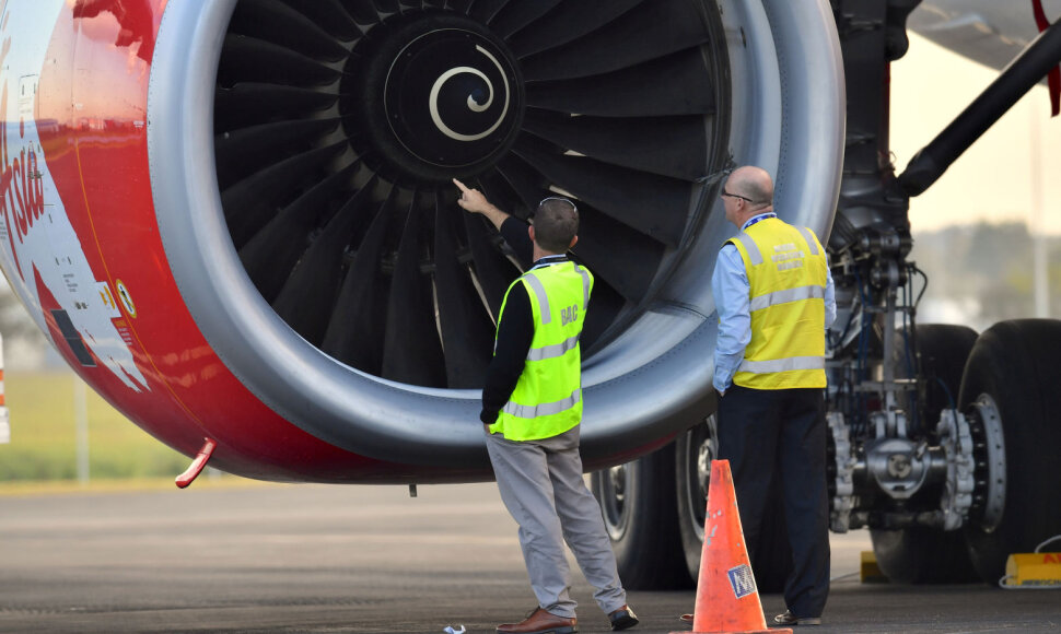 „AirAsia“ lėktuvas susidūrė su paukščiais