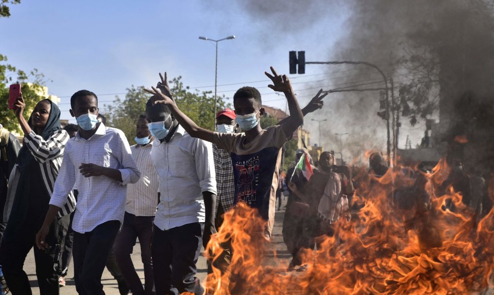 Sudane tūkstančiai žmonių protestuoja prieš kariuomenės valdymą