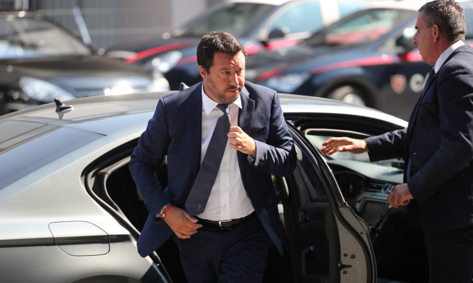 Vidaus reikalų ministras Matteo Salvini atvyksta į laidotuvių ceremoniją.