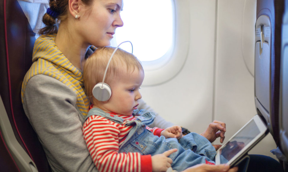 Lėktuve su vaiku