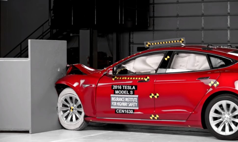 IIHS atliktas „Tesla Model S“ saugumo bandymas