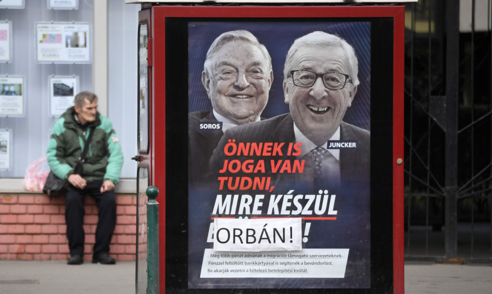 Plakatai su George'o Soroso ir Jeano-Claude'o Junckerio portretais Budapešte
