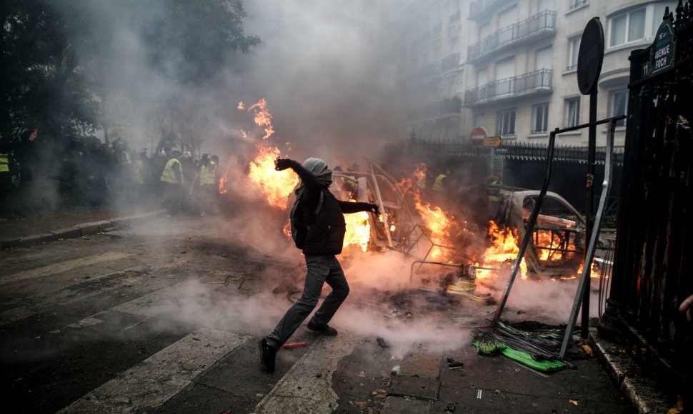 „Geltonųjų liemenių“ protestai prieš E.Macroną peraugo į susirėmimus