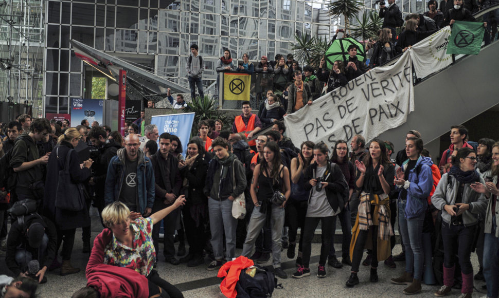 Klimato aktyvistai Paryžiuje pradėjo judėjimo „Extinction Rebellion“ protestus