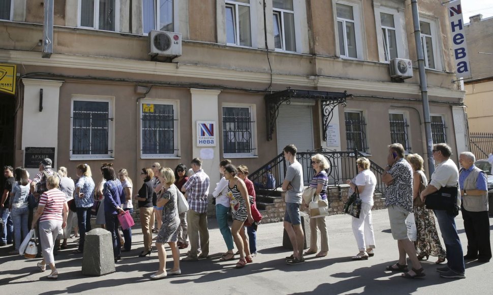 Rusų turistai Sankt Peterburge laukia prie bankrutavusios firmos