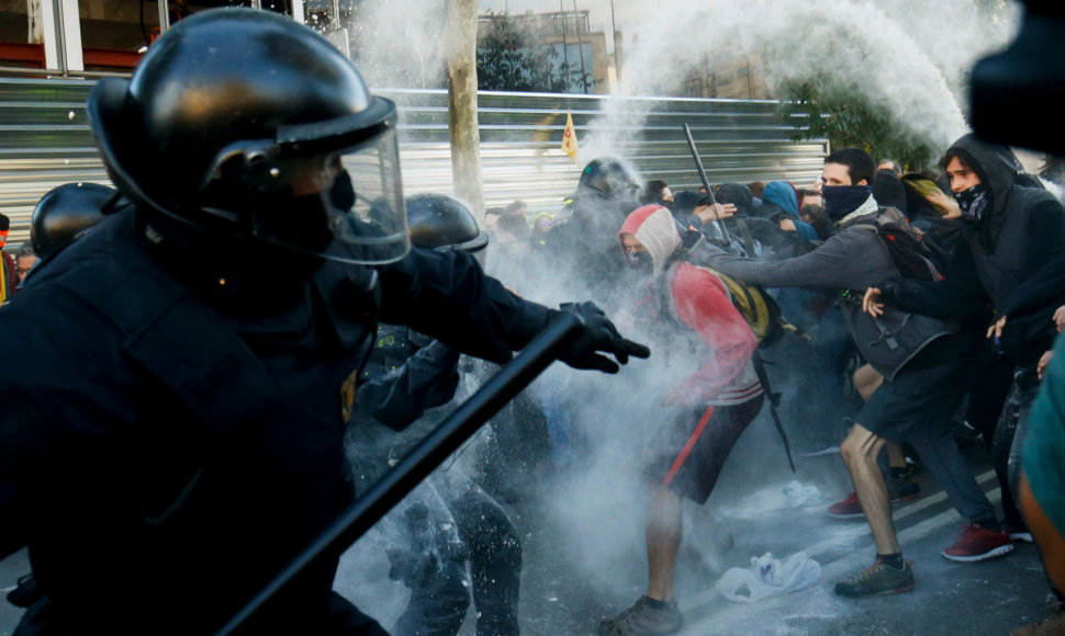 Protestuotojų susirėmimas su policija Barselonoje