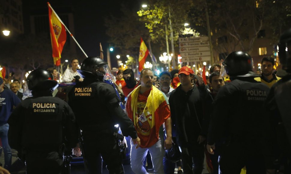 Demonstracijos už ir prieš Katalonijos nepriklausomybę tęsėsi ir naktį.