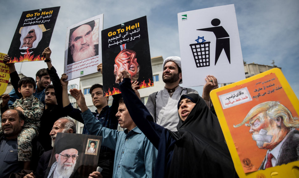 Iraniečiai protestuoja prieš D.Trumpo sprendimą pasitraukti iš JCPOA