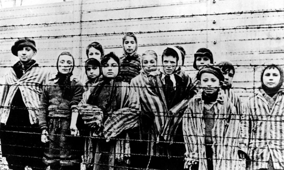 Sovietų išlaisvinti kaliniai Aušvico koncentracijos stovykloje 1945 metais