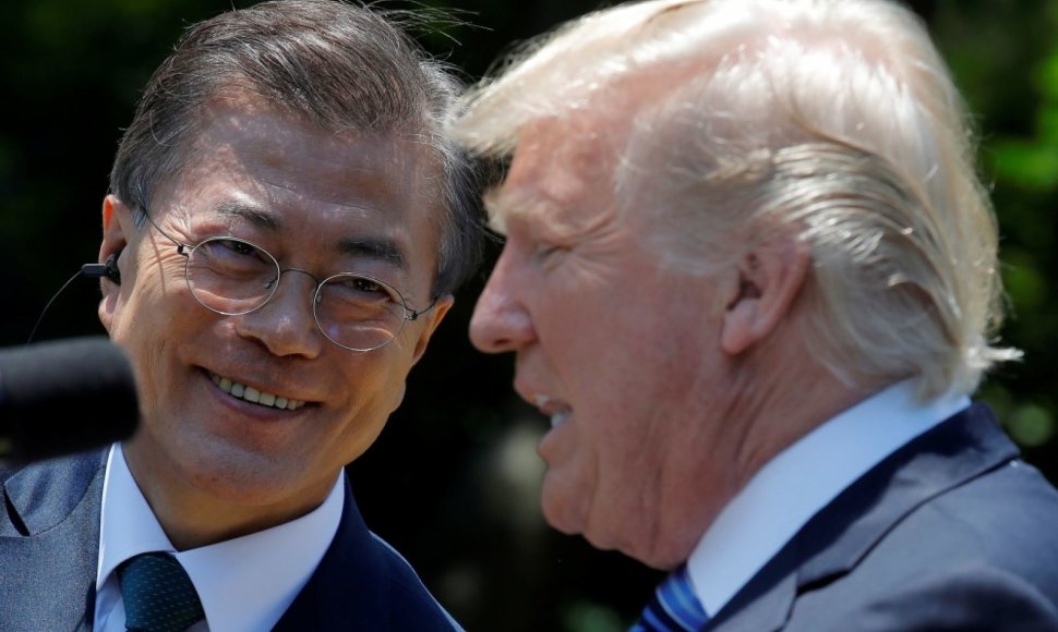 Moon Jae-Inas (kairėje) ir Donaldas Trumpas