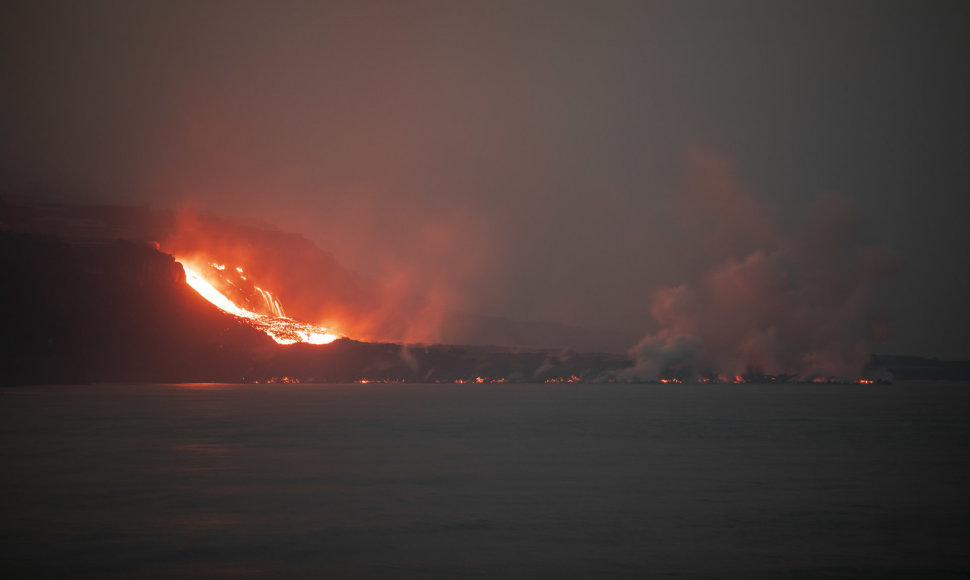 Lava liejasi į vandenyną.