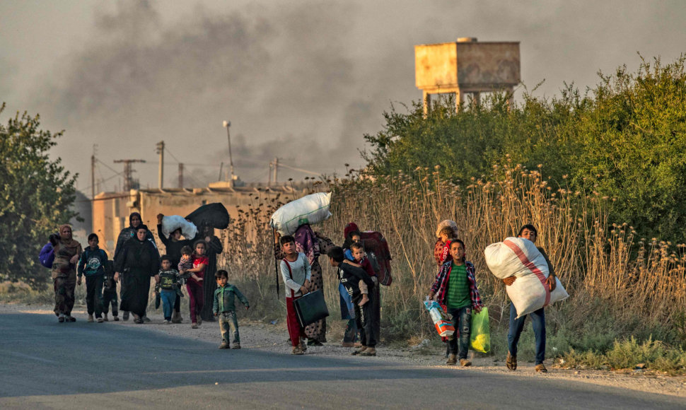 Civiliai traukiasi iš Turkijos bombarduojamų teritorijų.