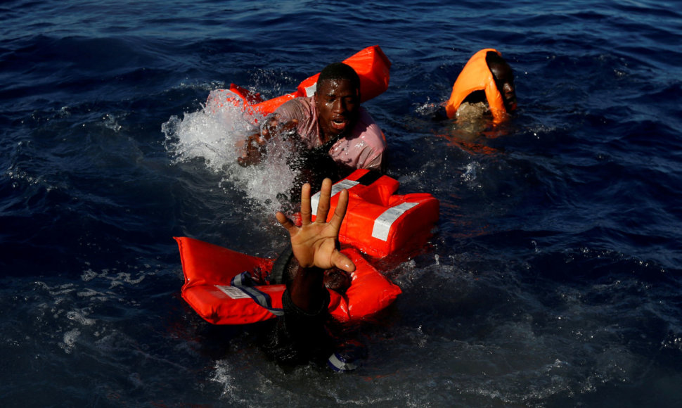 Migrantai bando išsilaikyti ant skęstančios valties Viduržemio jūroje