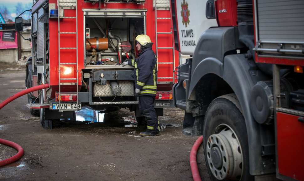 Vilniaus autoservise kilo nedidelis gaisras