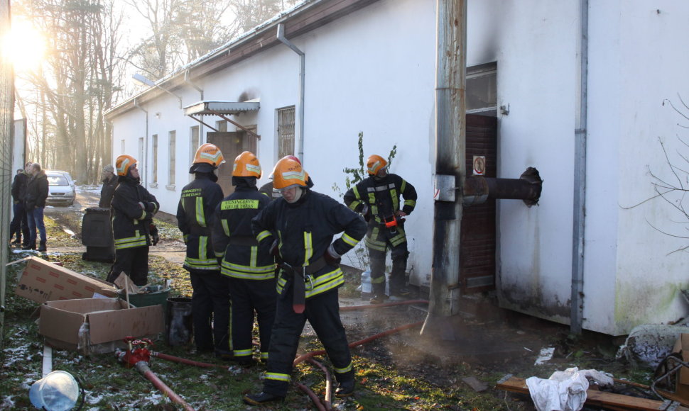 Taurų kaime (Tauragės r.) gaisrininkai gesina katilinę