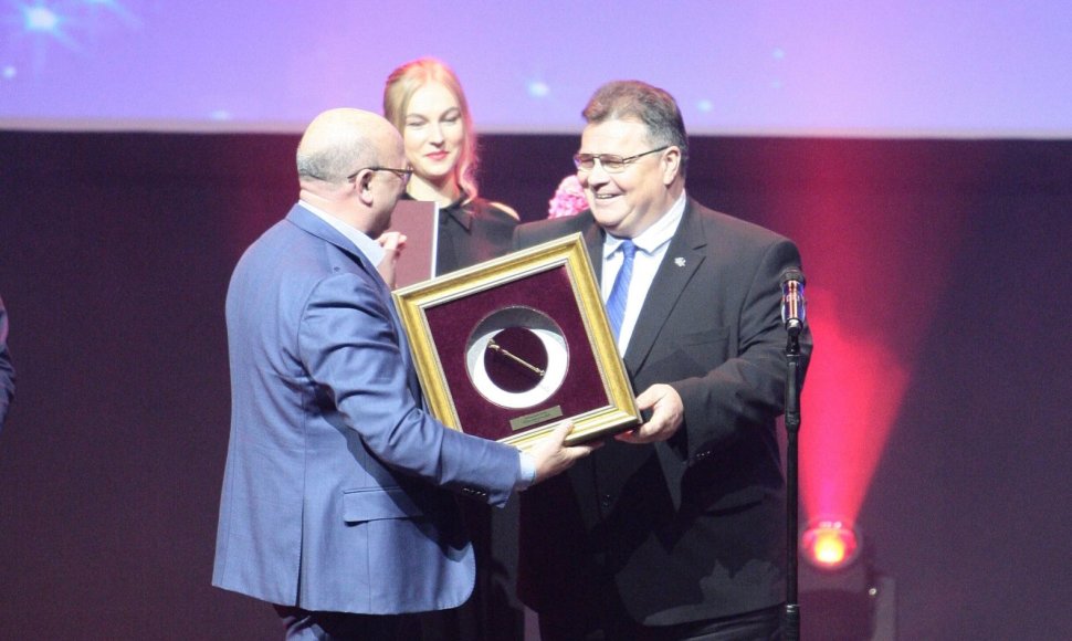 „Auksinės krivūlės“ apdovanojimą už viešosios diplomatijos puoselėjimą Kauno miesto merui Visvaldui Matijošaičiui įteikė užsienio reikalų ministras Linas Linkevičius.