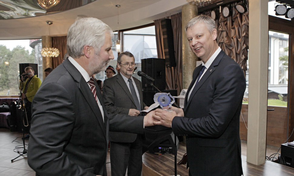VRM Regioninės politikos departamento direktorius A.Plikšnys įteikė apdovanojimą Telšių rajono savivaldybės administracijos atstovui. VRM nuotr.