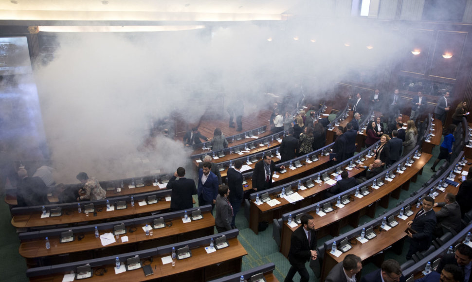 Ašarinės dujos Kosovo parlamente