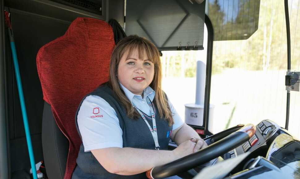 Jelena Staniulienė vairuoja autobusą