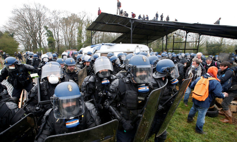 Prancūzijoje policija likvidavo protesto prieš oro uosto statybas stovyklą