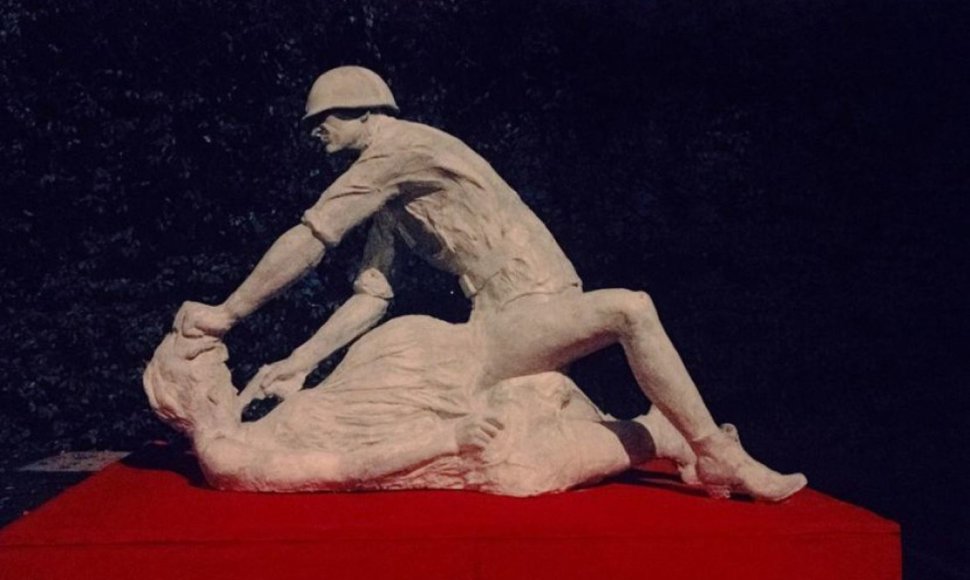Skulptūra, vaizduojanti sovietų karį, žaginantį nėščią moterį. 