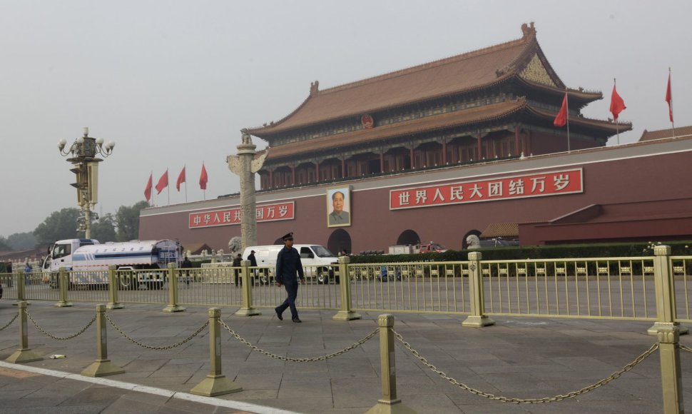 Tiananmenio aikštėje policininkai užtvėrė įvykio vietą.