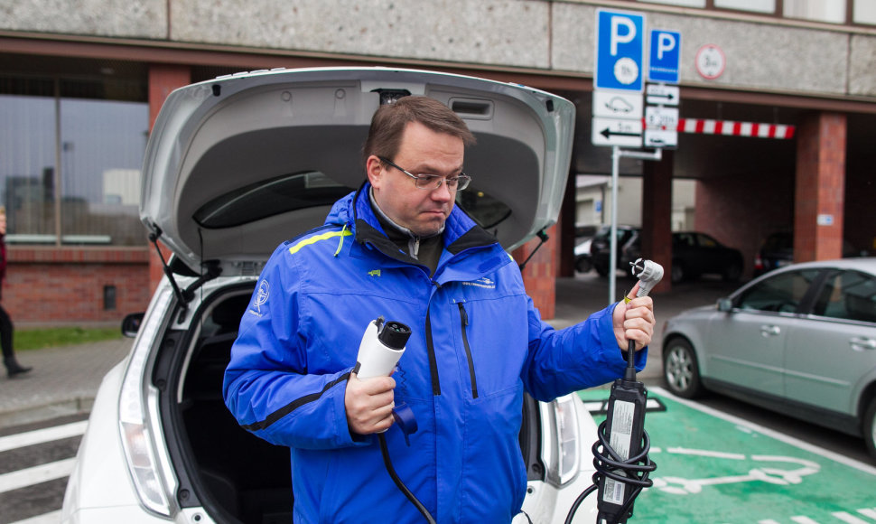 Greitojo įkrovimo stotelę Vilniaus centre kažkas sugadino. Teks naudotis butiniais elektros lizdais ir šiuo krovikliu