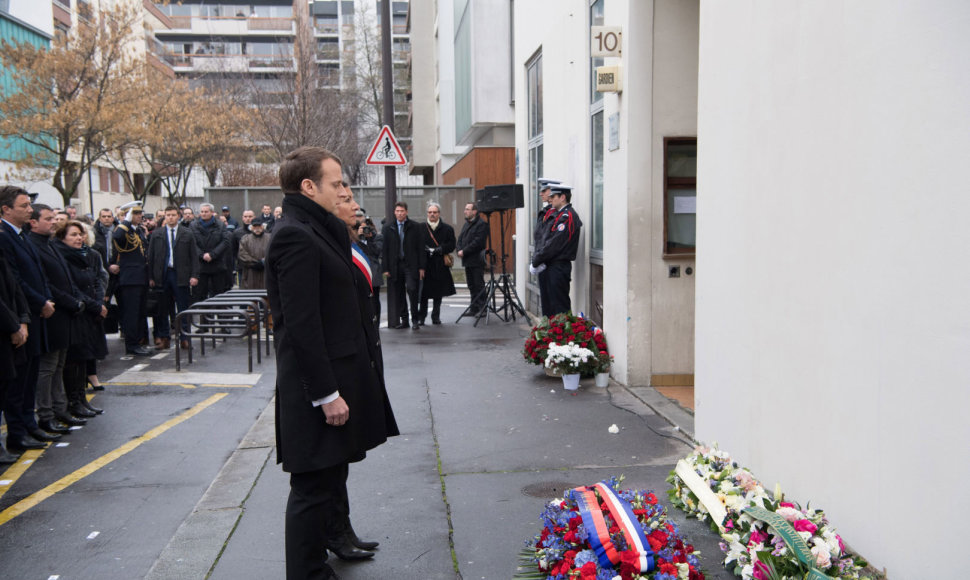 Paryžiuje prisimintos atakos „Charlie Hebdo“ redakcijoje aukos.