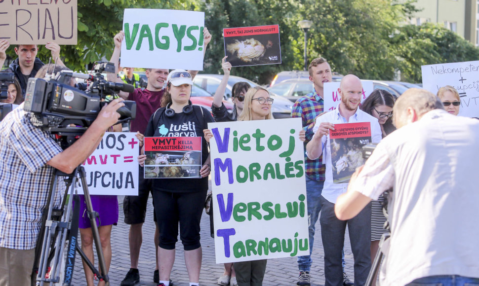 Gyvūnų gynėjų protestas prie Valstybinės maisto ir veterinarijos tarnybos