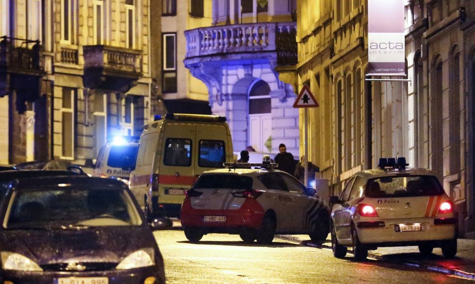 Belgijos pareigūnai šalia tos vietos, kur buvo surengta antiteroristinė operacija.