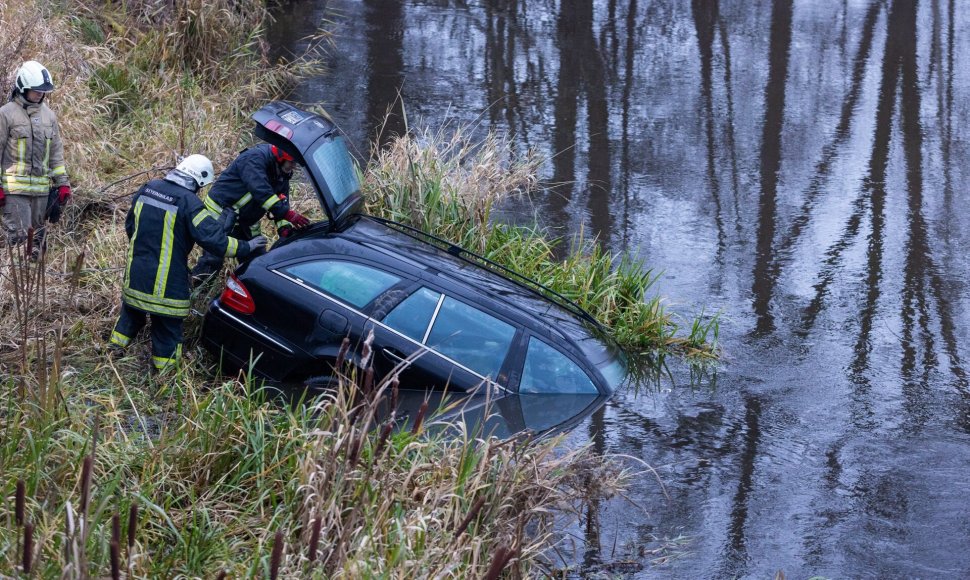 BNS nuotr. Į tvenkinį ilėkęs automobilis (asociatyvinė nuotr.)