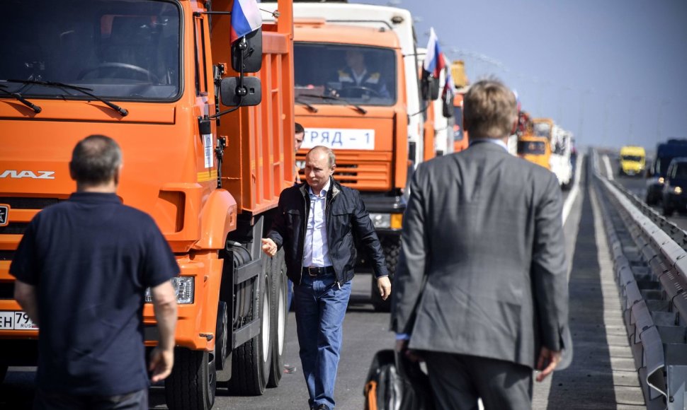 Putinas sunkvežimiu pervažiavo naujuoju tiltu į aneksuotą Krymą