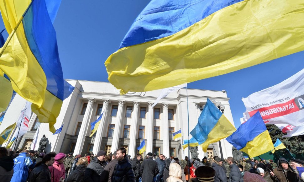 Kijeve prie Ukrainos parlamento susirinkę žmonės