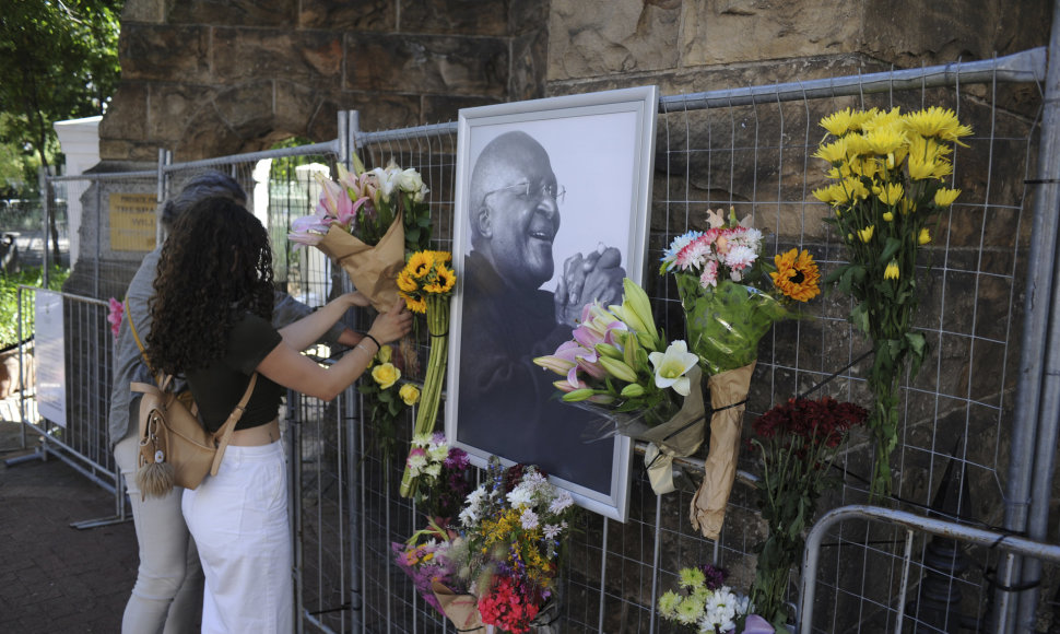 Žmonės Keiptaune išreiškia pagarbą mirusiam arkivyskupui Desmondui Tutu.