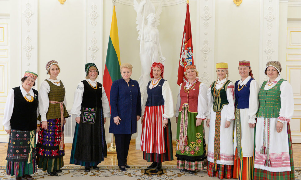 Dalia Grybauskaitė su birutietėmis