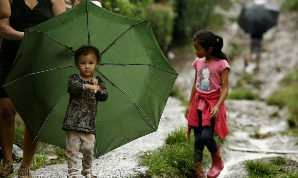 Kosta Rikos gyventojai, evakuoti dėl uragano Nate keliamos grėsmės