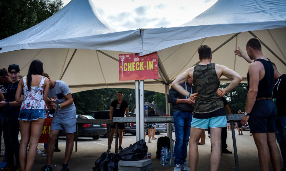 Apsaugos darbuotojai tikrino „Karklė Live Music Beach“ svečių krepšius