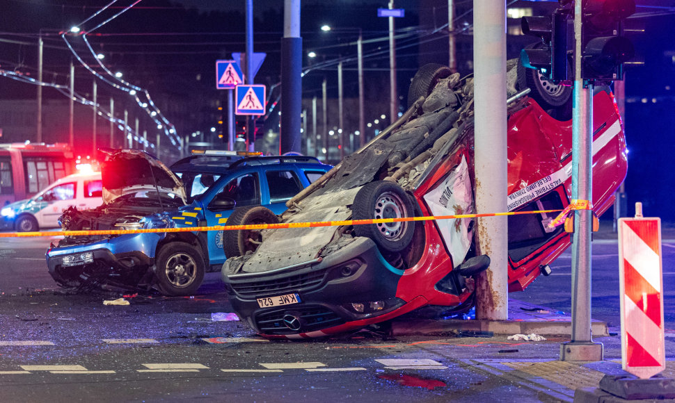 Vilniuje į apsaugininkus bloškėsi ir vertėsi ugniagesių autobusiukas