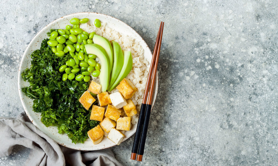 Tofu sūris su žaliomis daržovėmis – kale kopūstu, pupelėmis, avokadu ir žiediniu kopūstu